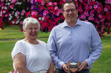 Mayor Maggie Kronen and 2020 Citizen of the Year Ricky Thesen